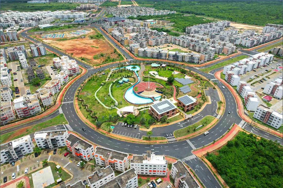 Vista de drone de la ciudad juan bosch avenida ecológica santo domingo este con el parque temático de energía renovable como centro